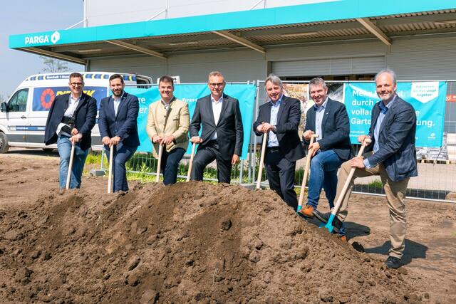 Foto (v.l.n.r.): RWA-Bautechnik-Geschäftsführer Robert Kehrer, PARGA-Geschäftsführer Christian Leeb, Aderklaas Bürgermeister Bernhard Wolfram, RWA-Vorstandsdirektor Stefan Mayerhofer, RWA-Bereichsleiter Thomas Marx, PARGA-Geschäftsführer Günter Purkhauser, RWA-Bautechnik-Projektleiter Helmut Perwald. (Copyright: PARGA) | Foto: RWA Raiffeisen Ware Austria