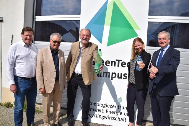 Terra Waste-Geschäftsführerin Aija Pope mit Gerhard Dummer, Peter Hopfeld, Andreas Klinger und Christian Moser am künftigen GreenTech-Campus in Stockerau. | Foto: Sandra Schütz