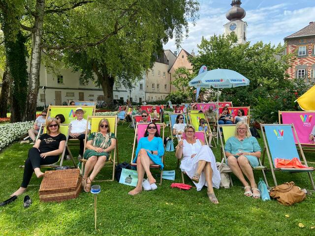 Die Liegestühle als Herzstück des Gesamtkonzeptes laden zum entspannten Kulturgenuss im Welser Burggarten ein. | Foto: Sabine Neubauer