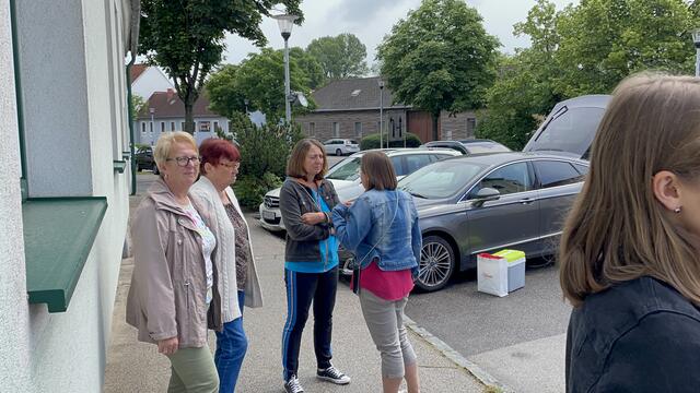 Über 50 Teilnehmerinnen und Teilnehmer fanden sich am Hautplatz ein. | Foto: Alexander Paulus