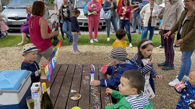 Selbst die Kinder warten begeistert von der Idee des bunten Zebrastreifens. | Foto: Alexander Paulus