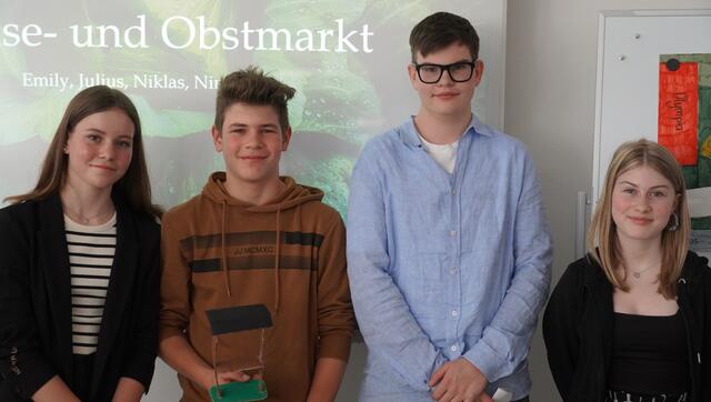 Emily, Julius, Niklas und Nina werden für ihre Idee des Gemüse- und Obstmarktes bald eine Einladung des Kleinarler Bürgermeisters erhalten. | Foto: Felix Hallinger