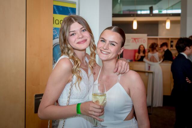 Maturantinnen aus der 5AT: Sofia und Victoria.