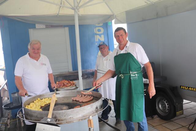 Hungrig und durstig brauchte am Fronleichnamstag niemand vom ÖKB-Frühschoppen nach Hause gehen. | Foto: Edith Ertl