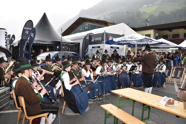 Am Donnerstag spielte die MK Neustift zum Frühschoppen auf. | Foto: Kainz