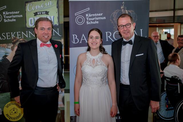 Ballkomitee-Obmann Thomas Pachlinger, Fiona Walter und Direktor Gerfried Pirker.