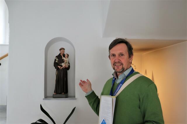 Hans Preitler ist ausgebildeter Kirchenführer. Am Philatelietag erklärt er historische Juwelen und die Steine von Sankt Stefan.  | Foto: Edith Ertl