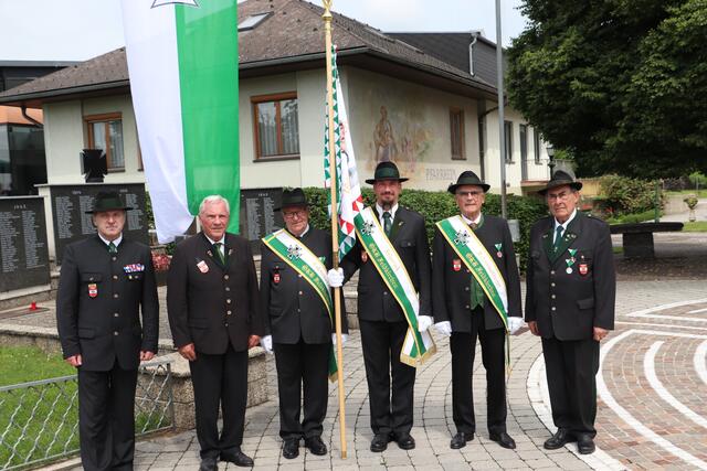 ÖKB-Obmann Wolfgang Leber(li),  Protektor Adolf Pellischek (li), Fahnenoffiziere Reinhard Kniedl und Egbert Grubholz, Fähnrich Michael Flecker und ÖKB Obmann-Stv. Walter Hötzl