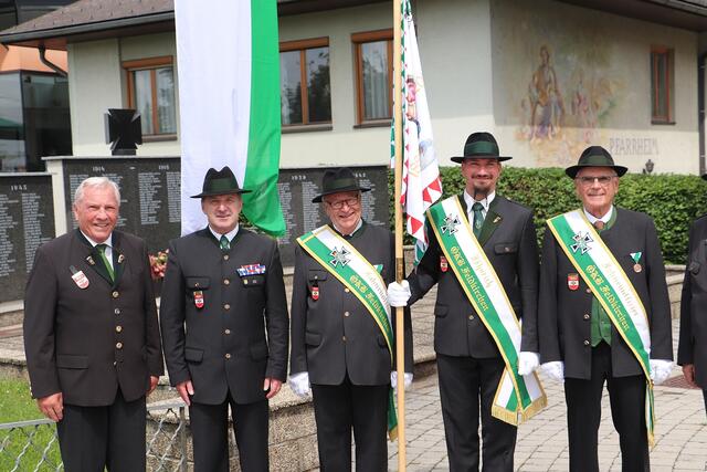 Protektor Adolf Pellischek (li) mit ÖKB-Obmann Wolfgang Leber, den Fahnenoffizieren Reinhard Kniedl und Egbert Grubholz sowie Fähnrich Michael Flecker. | Foto: Edith Ertl