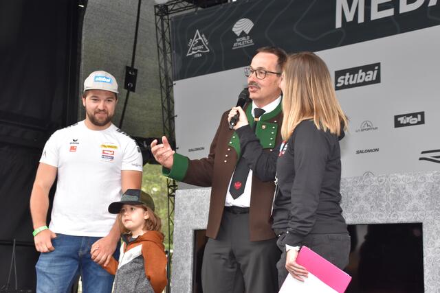 "Er rodelt ein bisschen schneller als ich, aber ich freue mich trotzdem, dass David jetzt wieder ein echter Neustifter ist. Seine Mama stammt ja auch aus unserer Gemeinde", scherzte der Ortschef von Gleirscher zu Gleirscher | Foto: Kainz
