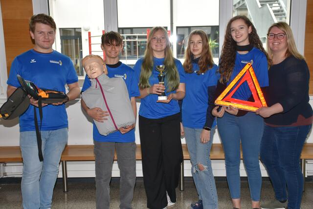 Das Team der Mittelschule Pabneukirchen 2 ist Vizestaatsmeister im Erste Hilfe Bewerb! Rechts Betreuerin Katharina Lacko. Pabneukirchen 2:  Birgit Bauer (Kommandantin), Jakob Ponweiser, Samuel Fohringer, Maya Müller, Laura Höbarth | Foto: Zinterhof