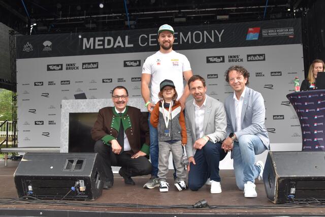 Kunstbahnrodler David Gleirscher wurde für seine WM-Bronzene geehrt. Im Bild ist der erfolgreichste noch aktive Stubaier Sportler mit seinem Sohn Leon, Bgm. Andreas Gleirscher, TVB-Obmann Adrian Siller und TVB-GF Roland Volderauer zu sehen. | Foto: Kainz