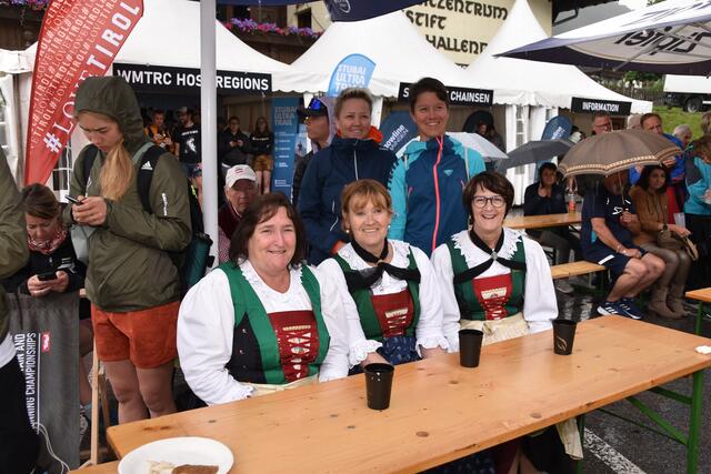 Hatten für den zwischenzeitlichen Regenguss ein feines Platzl: Hildegard Kosmetschke, Renate Pfurtscheller und Sabine Ranalter | Foto: Kainz