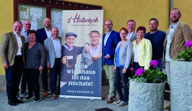 Christian Hölbl, Reinhard Lackner, Gabriela Diewald, Christoph Dorner, Josef Kager. Thomas Heissenberger, Corneia Schuh, Andreas Kager, Elisabeth Kager, Herbert Trenker und Mag. Christian Pomper (Raiffeisen Revisionsverband). | Foto: Gemeinde Hochneukirchen