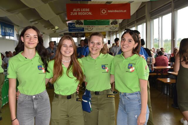 Perfektes Serviceteam: Francesca Ziniel, Anna Laczko, Miriam und Jana Schneider | Foto: Michael Strini