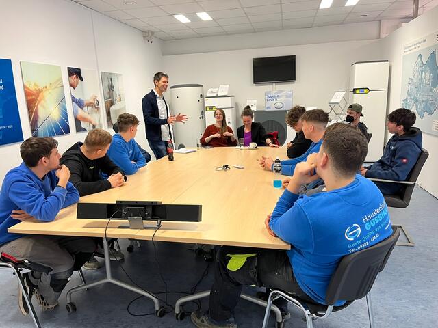 Bei Haustechnik Güssing sind rund 100 Mitarbeiter mit Heizung, Lüftung, Sanitär, Elektro, Elektrofachhandel und Stromnetz-Betrieb beschäftigt. | Foto: Haustechnik Güssing