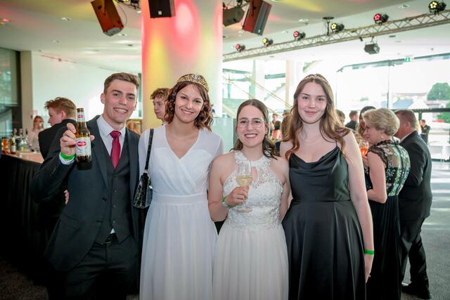 In bester Balllaune: Nicolas, Franziska, Fiona und Lisa.