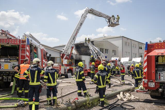 Mittels Drehleiter und Teleskopmastbühne starteten die Kameraden einen Außenangriff.   | Foto: Fotokerschi