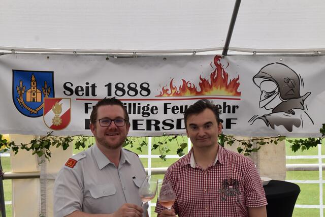 Geburtstagskinder unter sich: Feuerwehrkommandant und Lagerhaus-Geschäftsführer Philipp Magdits und RegionalMedien-Redakteur Michael Strini | Foto: Michael Strini