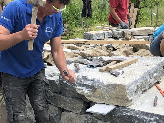 Ein irischer Meister am Werk. Steinbearbeitung will gelernt sein.  | Foto: Robert Streibel