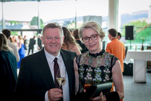 Die Tochter maturierte: John und Cornelia freuten sich.