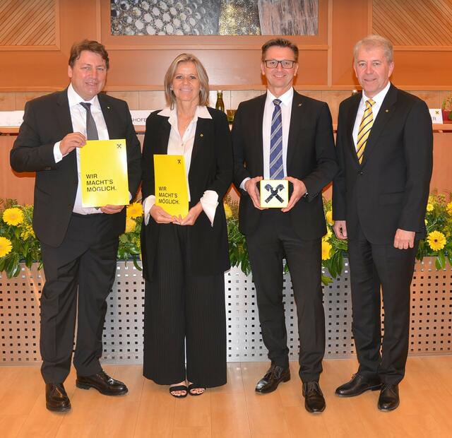 Rudolf Könighofer, Eva Fugger, Rudolf Suttner und Erwin Tinhof präsentierten den Geschäftsbericht 2022. | Foto: Raiffeisenlandesbank Burgenland