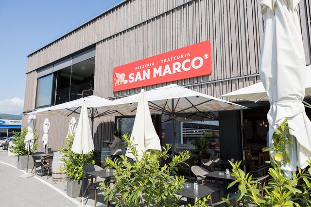 Das San Marco verfüt auch über einen großzügigen Gastgarten. "Die Straße stört eigentlich nicht", sagt  Visar Gerxhaliu. | Foto: Martin Meieregger