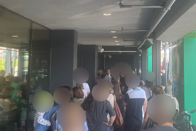 "Bitte warten" am Freitag vor der Leiner-Filiale in Villach. | Foto: MeinBezirk.at