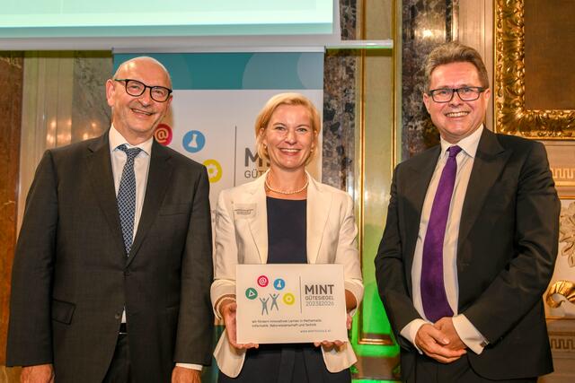 Zertifikatsverleihung durch BM Polaschek | Foto: BMBWF