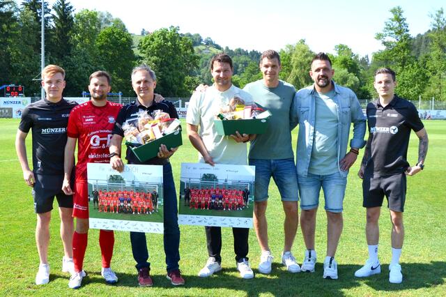 Vorstand und Spieler bedankten sich beim sportlichen Leiter Christoph Krasser und Trainer Michi Sommer. Foto: Kremser