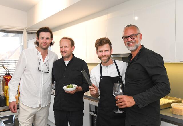 Von links: Lukas Binder mit den Mochi Masterminds Tobi Müller und Eddi Dimant und Gastgeber Clemens
Strobl. | Foto: Böcksteiner/cityfoto