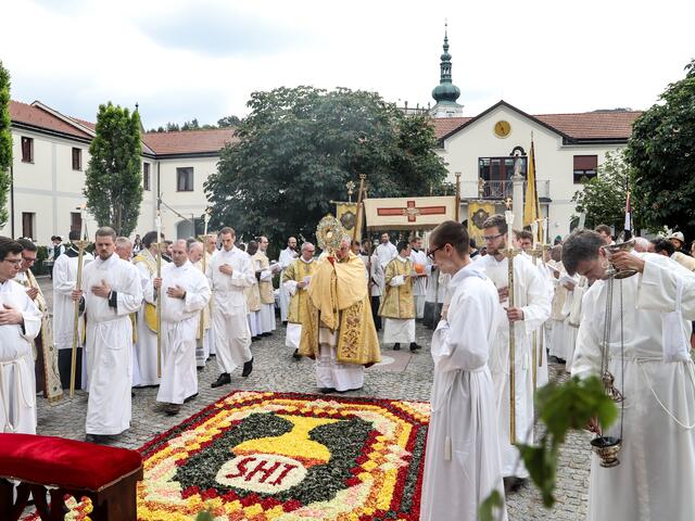 Ein wunderschöner Blumenteppich zu Fronleichnam in Heiligenkreuz. | Foto: Fürst