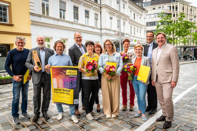 Bürgermeister Günther Albel, HAK-Direktor Florian Buchmayr, Melanie Kröpfl, Renate Daxer, Karin Steiner, KWF-Koordinatorin Elisabeth Faller, Bibi Moser, Wirtschaftskammer-Obmann Bernhard Plasounig, Stadtmarketing-Aufsichtsratsvorsitzender Hubert Marko, Giuseppe Cerza mit einem Mitarbeiter (von rechts) | Foto: Stadt Villach/Wernig