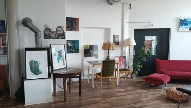 Gudrun Kienesberger aus Traunkirchen stellte in ihrer ersten Vernissage einen Teil ihrer Arbeiten vor. | Foto: Christa Recheis-Kienesberger