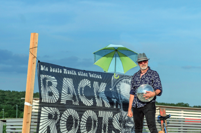  DJ Nick Wukovits und Gäste legen ausschließlich "alte" Musik auf. Vor allem Klassiker aus den 1960er und 1970er Jahren.  | Foto: Back to the roots