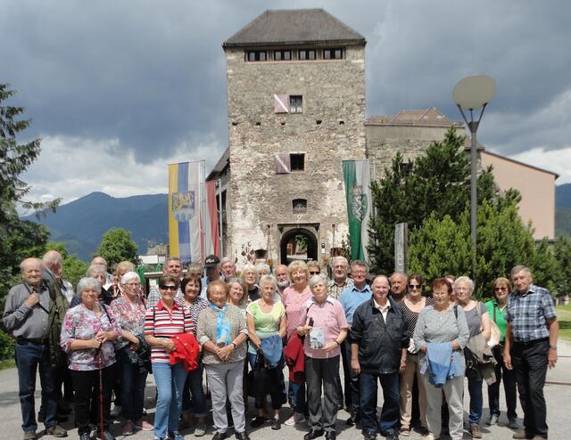 Beeindruckt von der Greifvogelflugvorführung: Die Frauentaler Pensionistengruppe vor der Burg Oberkapfenberg 
