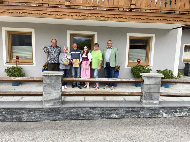 Im Bild: Gastgeber Friedrich Ebner, Ehrengäste Ingrid und Manfred Schmidt, Roswitha Winkler Tourismusverband, Gastgeberin Margit Ebner und Faistenauer Bürgermeister Josef Wörndl. | Foto:  Tourismusverband Fuschlseeregion