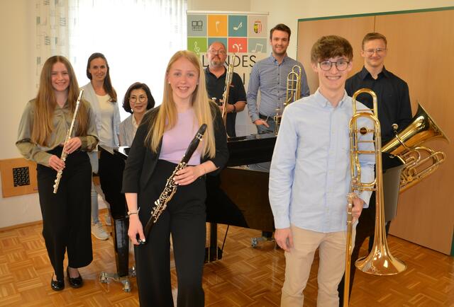 Verena Angermair, Lisa Penninger, Hee Jin Chung, Linda Gittmaier, Josef Strasser, Laurenz Kreuzmayr, Valentin Zahrhuber, Viktor Sumereder (v. l.) | Foto: Hermann Pumberger