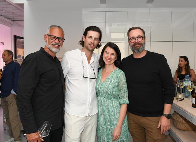 Von links: Clemens Strobl und Lukas Binder mit Braveaurora Gründerin Sarah Deckenbacher sowie
Intersport Marketing Chef Johanns Kastenhuber. | Foto: Böcksteiner/cityfoto