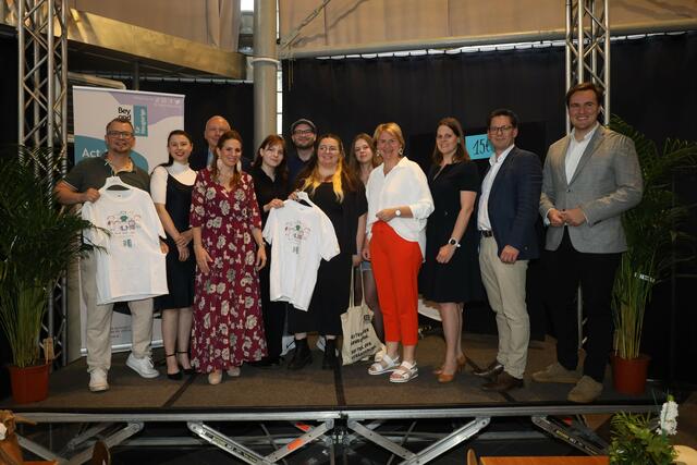 GR Christian Dusek, Fabienne Mühlbacher (BeyondBühne), GR Peter Koczan, StR Carmen Jeitler-Cincelli, Maire Holzer (BeyondBühne), Gregor Ruttner-Vicht (BeyondBühne), GR Serafin Demaku, Sophie Haider (BeyondBühne), Vizebürgermeisterin Helga Krismer, GR Petra Haslinger, GR Florian Haslwanter sowie Kultur-StR Michael Capek. | Foto: 2023psb/zVg