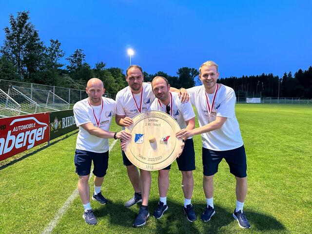 Reservetrainer Markus Liederer (links), der sportliche Leiter Thomas Regl, Meistertrainer Sebastian Zinnöcker und Co-Trainer Fabian Zahrer mit der Meisterschale.  | Foto: TSV Aurolzmünsster