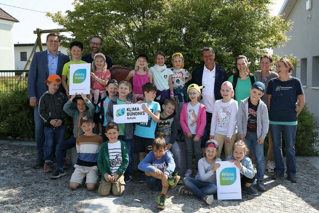 Umwelt- und Klima-Landesrat Stefan Kaineder mit den erwartungsvollen Schüler/innen der Grundstufe 1 der Volksschule Atzbach, Norbert Rainer Klimabündnis Oberösterreich, Bgm. Berthold Reiter, Klassenlehrerin Elisabeth Hörmann, Dir.in Daniela Mühlleitner und Workshopleiterin Bettina Stock kurz vor dem Start in den Klimabündnis Workshop in einem nahegelegenen Waldstück. | Foto: Land OÖ/Daniel Kauder