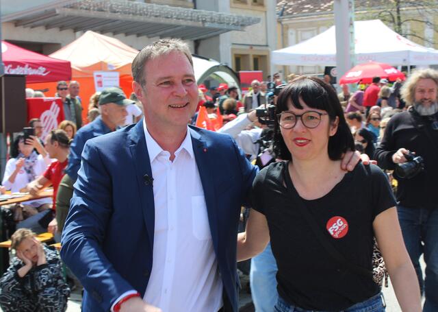 Andreas Babler mit Ehefrau Karin Blum am 1. Mai in Traiskirchen. Blum wird laut "Standard" für den engeren Kreis rund um Babler in der Bundes-SPÖ gehandelt. | Foto: Franz Schicker