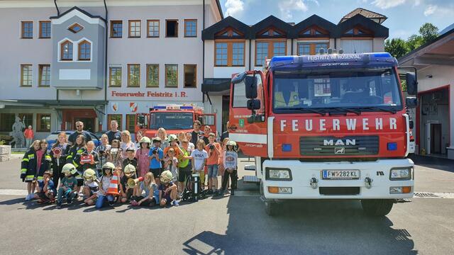 Die Hortkinder übergaben den Feistritzer Florianis 500 Euro und hatten beim Besuch im Feuerwehrhaus einen großen Spaß. | Foto: Günter Ogris
