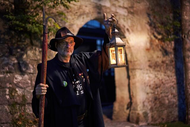 Mittelalter-Fans können sich auf mystische Geschichten beim Welser Nachtwächterrundgang am 16. Juni freuen. | Foto: Tourismusverband Region Wels