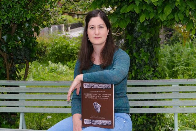 Archäologin Katharina Ramstetter mit ihrem Buch zur Römerstadt Teurnia.
 | Foto: Ingrid Maier