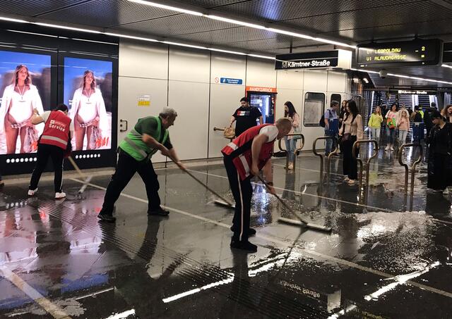 Auch einige Stationen der Wiener U-Bahn standen "unter Wasser", wie hier am Stephansplatz. | Foto: ANGELIKA KREINER / APA / picturedesk.com
