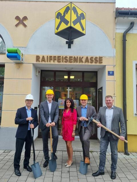 Geschäftsleiter Direktor Franz Woditschka, Wolfgang Hofstetter, Bankstellenleiterin Monika Pfarr, Geschäftsleiter Direktor Roman Hiebl und der Bürgermeister von Hohenau, Wolfgang Gaida freuen sich auf über eine rasche Umsetzung. | Foto: Raiffeisenbank Weinviertel Nordost