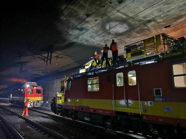 Technikerinnen und Techniker der ÖBB-Infrastruktur AG haben seit Mittwochabend intensiv an der Behebung der Schäden gearbeitet.  | Foto: ÖBB/Kieninger