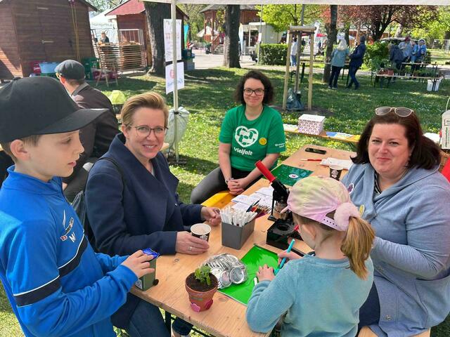 Zwei Damen, die bei der Bevölkerung als Bürgermeisterinnen gehandelt werden: Städträtin Sandra Akranidis-Knotzer (li.) und GR Sabrina Divoky (re.) am Stand der Kinderfreunde bei den heurigen Umwelt- und Gartentagen in Traiskirchen. | Foto: TWFV Traiskirchen
